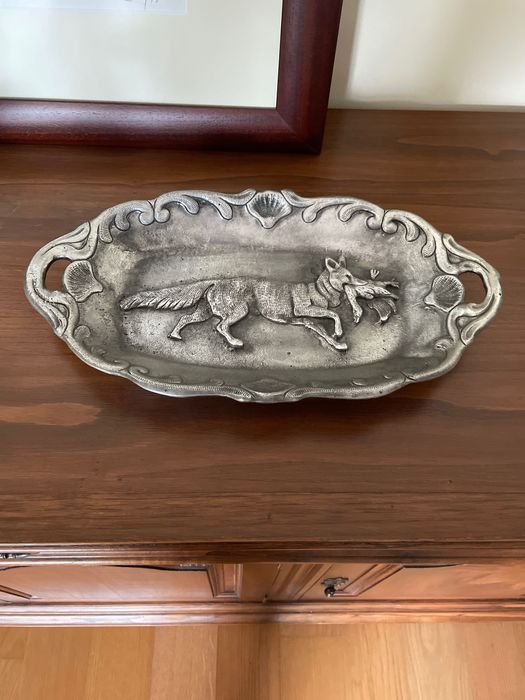 Bandeja decorativa em estanho