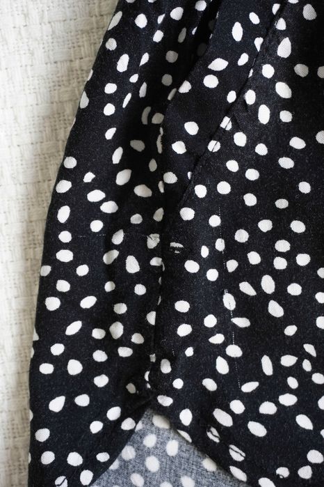 Czarne szorty w kropki z ozdobnymi troczkami letnie dziewczęce