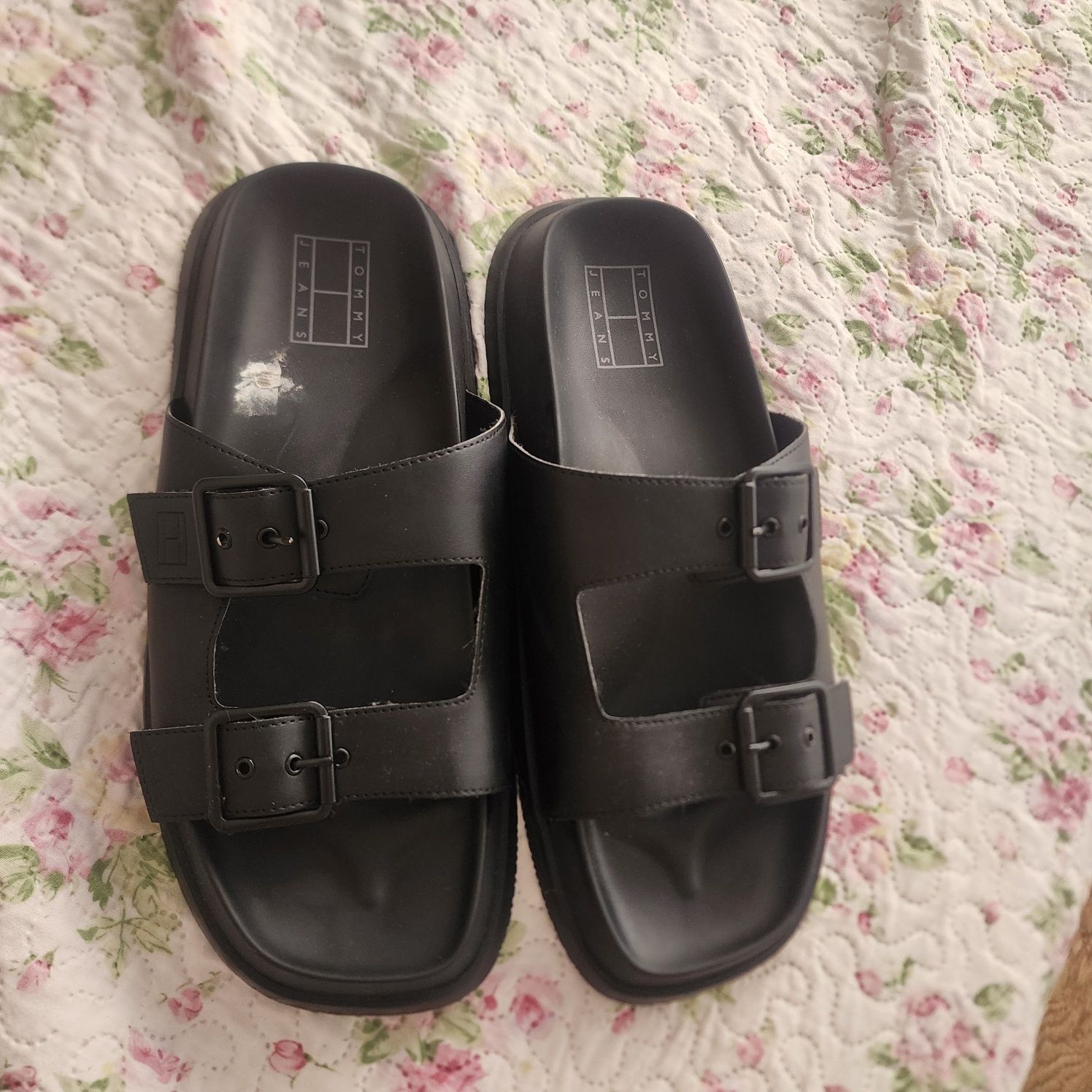 Продам 45 р Шлепанцы Tommy Jeans SANDAL
мужские цвет чёрный EM0EM01148