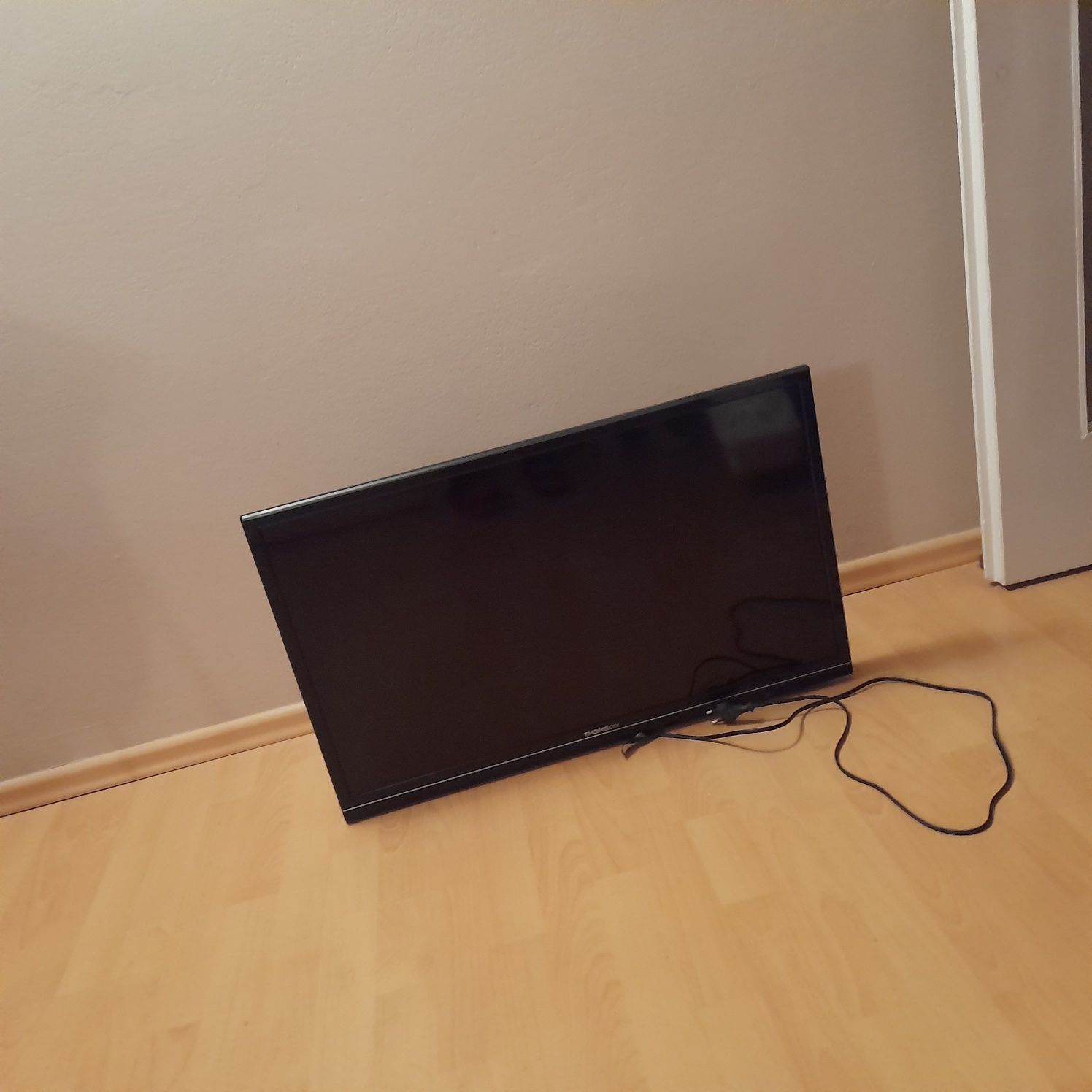 Telewizor Tomson 32" HU3253C, lekko uszkodzony wyłącznik, USB, HDMI