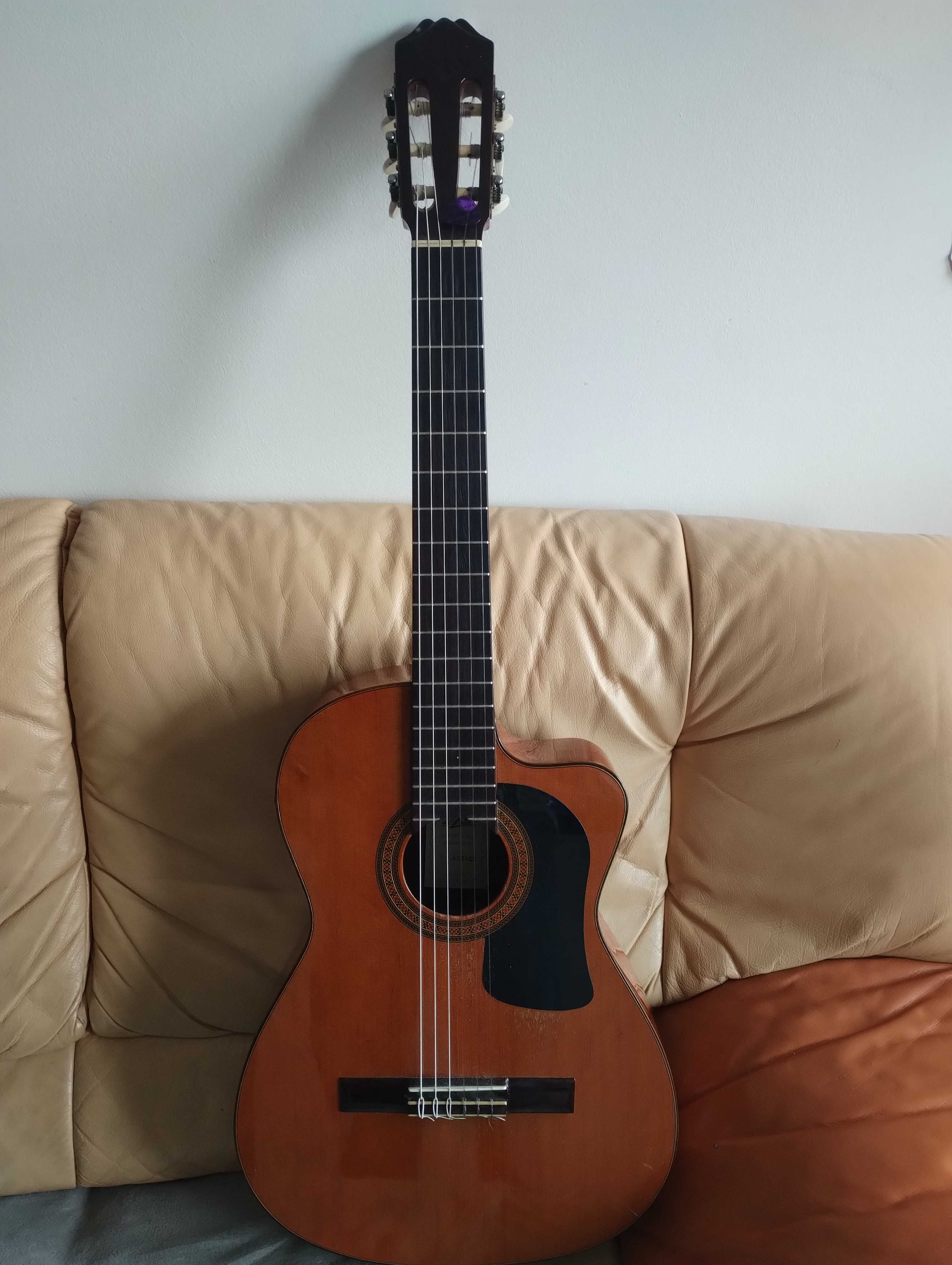 Gitara klasyczna Aria.