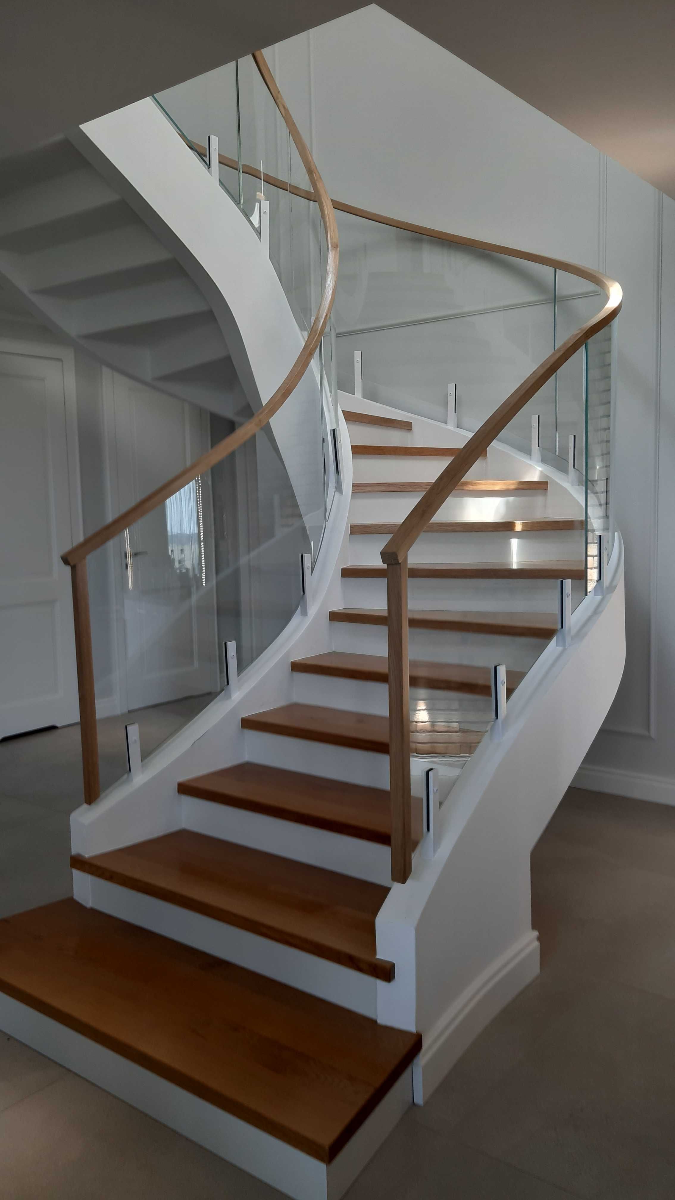 Ekskluzywne schody kręcone , spiralne i gięte balustrady szklane