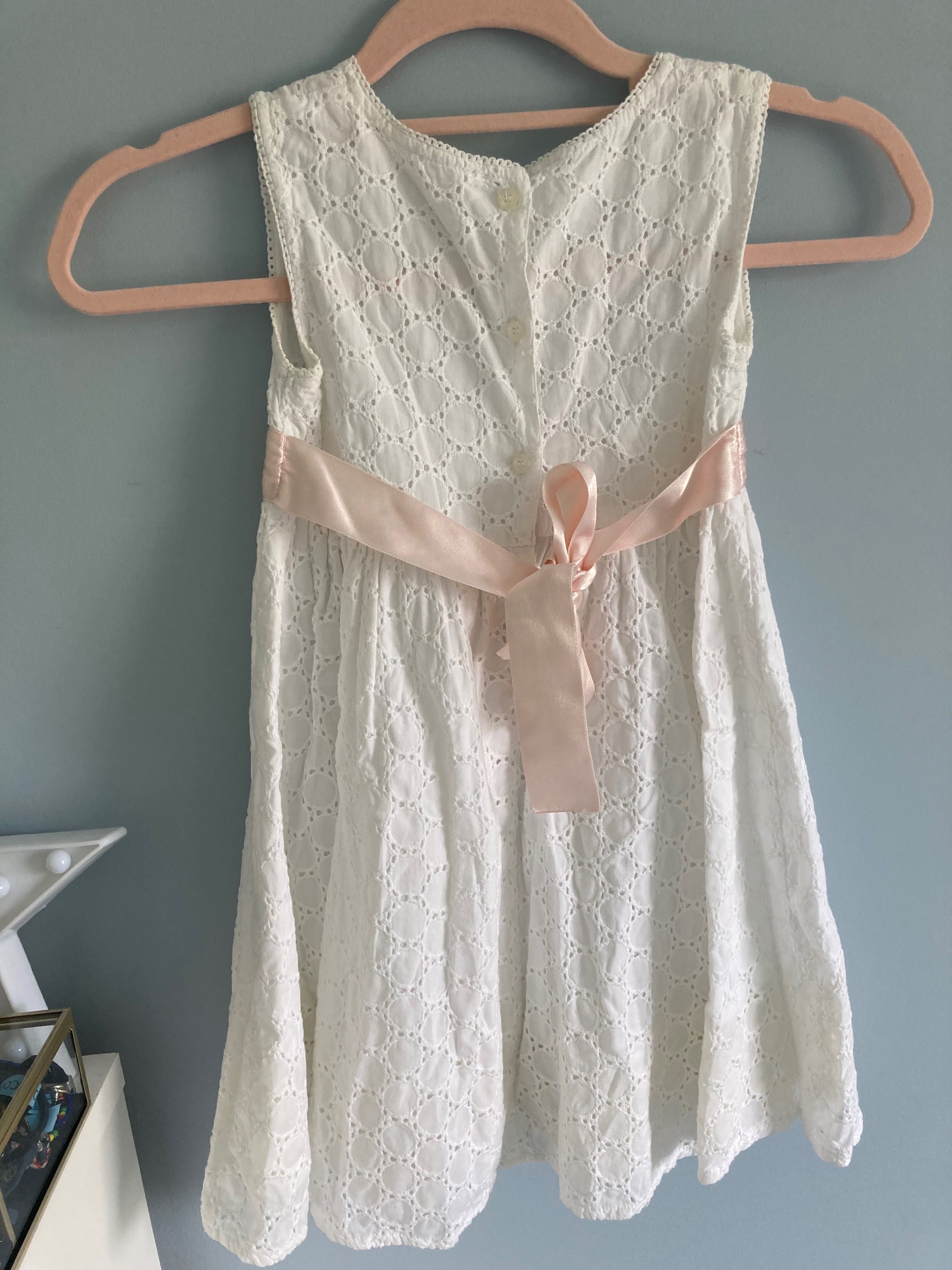 Vestido branco com fita rosa