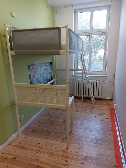 Łóżko z antresolą, biurkiem i materacem Ikea Vitval