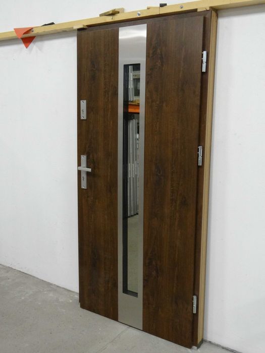 Drzwi zewnętrzne + okucia Otello 35 90 P orzech 1.2W/m²K