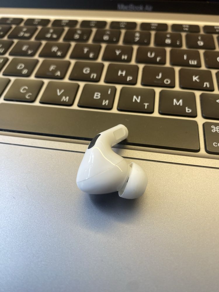 Продам лівий навушник повністью робочий airpods pro 1