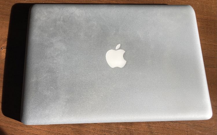 MacBook Pro de 2011 com motherboard queimad
