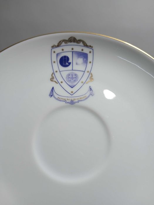 Chávena de café + Pires - Inovação e qualidade - Brasão Armas Nacional