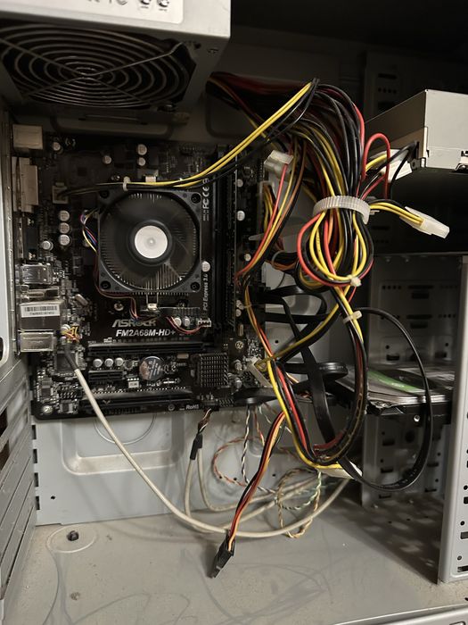 Компʼютер, монітор, мишка, клавіатура, камера, колонки та сабвуфер