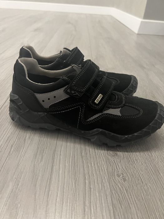 Натуральні  кросівки