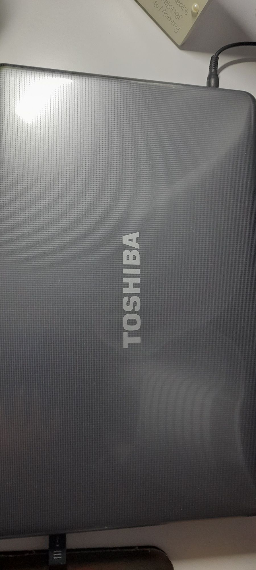 Laptop Toshiba ciemny