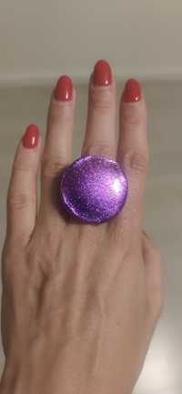 Duży fioletowy błyszczący pierścionek