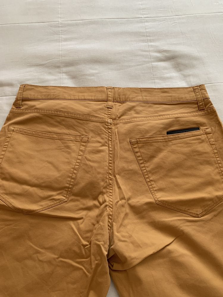 Calções camel, amarelo torrado Bershka