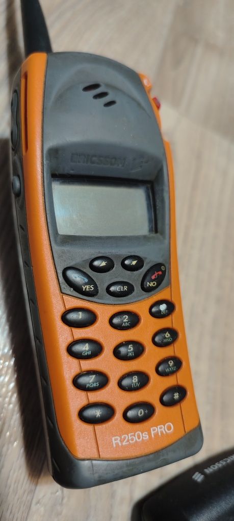 Telefon z anteną SONY Ericsson R250s PRO zabytek