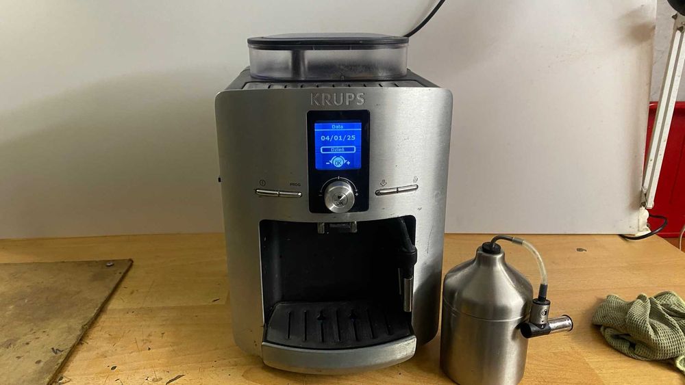 KRUPS 8260 Expres do kawy 100% sprawny + pojemnika na mleko, spieniacz