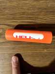 mały powerbank pomarańczowy przyssawka
