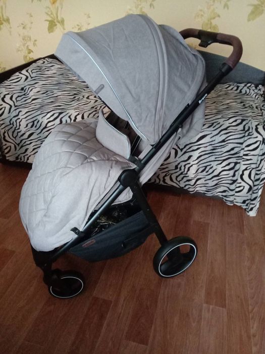 Дитяча прогулянкова колиска