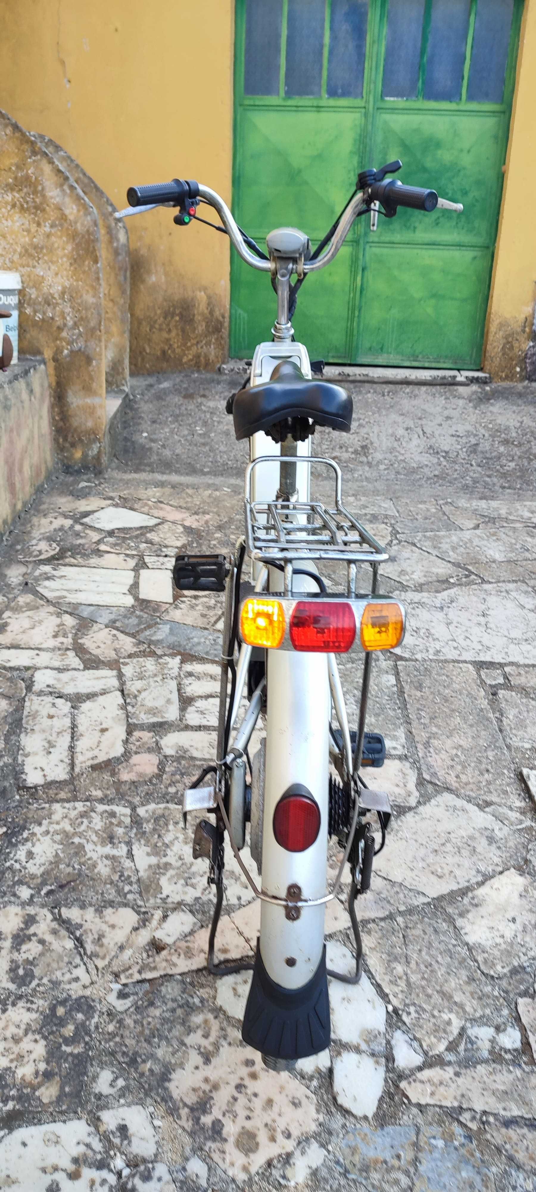 Bicicleta elétrica com 6 mudanças