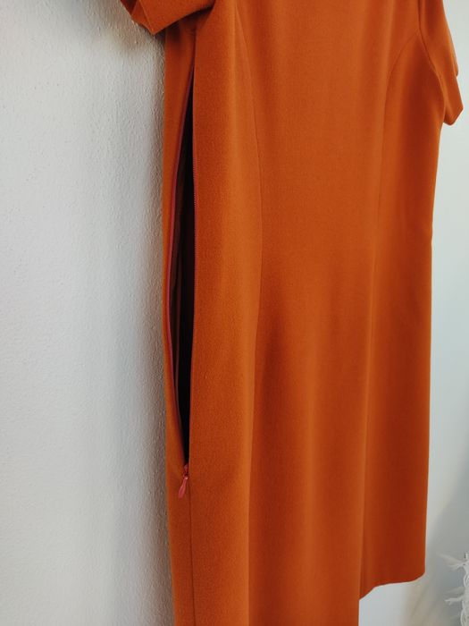 Vestido laranja, Globe