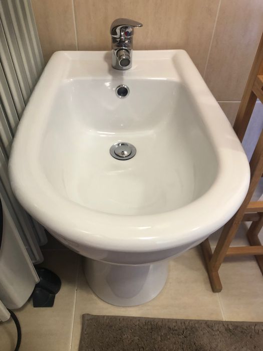 Bidé e torneira WC