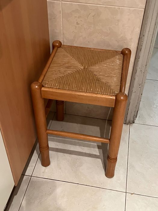 Mesa de cozinha com 2 cadeiras e banco