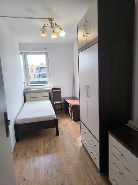 Słoneczny pokój ,  2 x łazienka,  ochrona 24 h , parkingi .