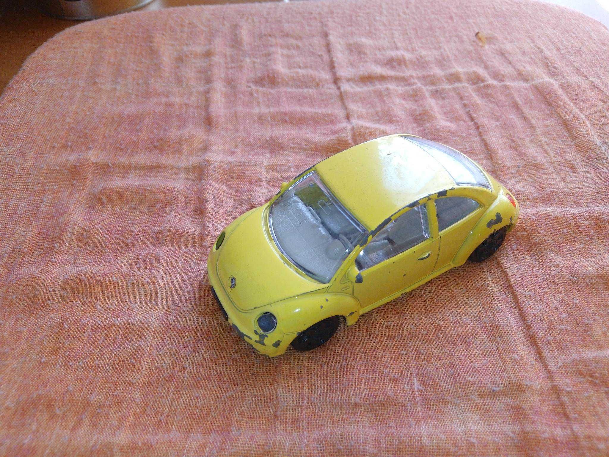 Volkswagen New Beetle model Bburago 1/43 1:43 żółty samochód