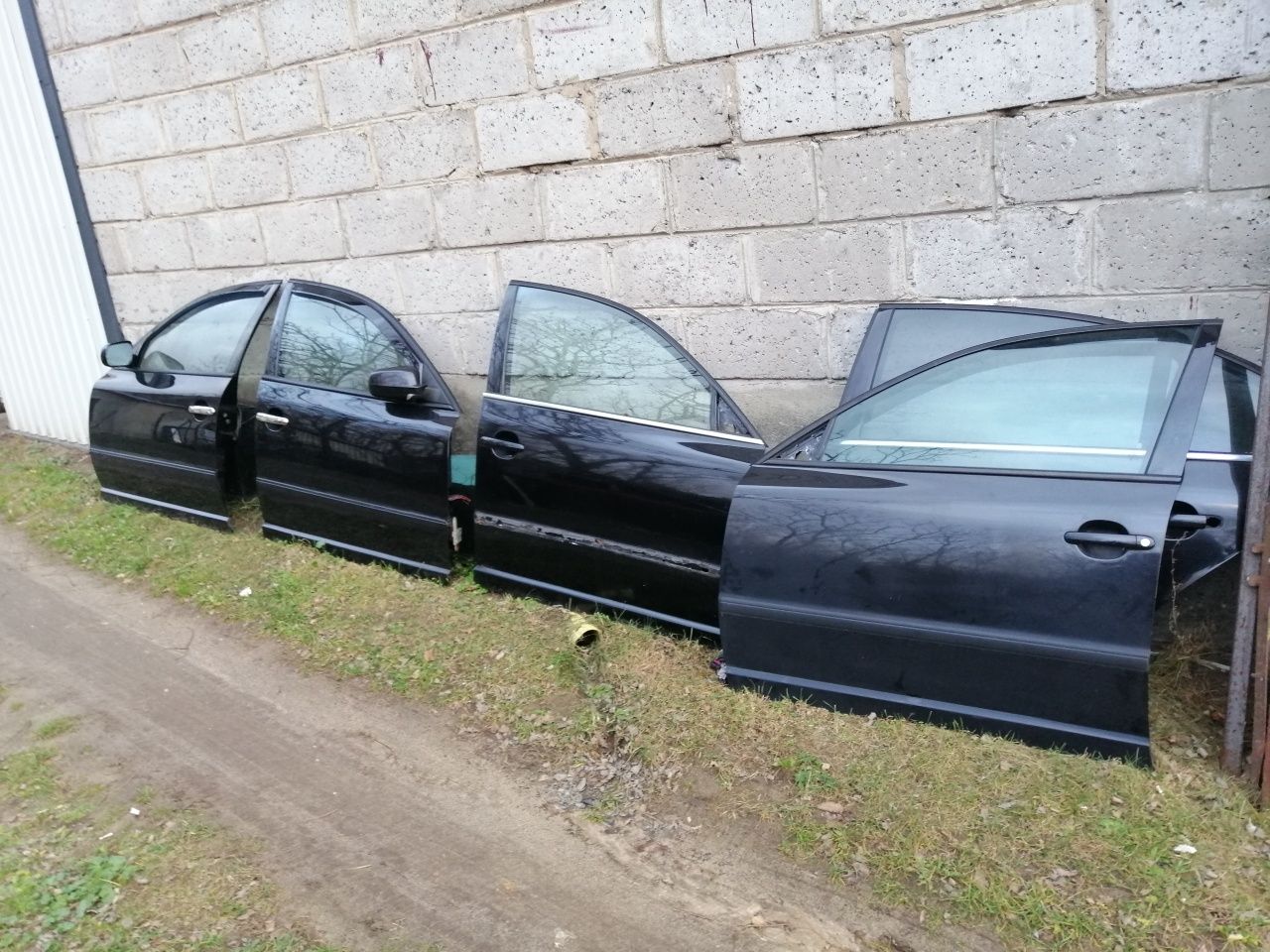 Ładne drzwi Skoda Superb 1 kod lakieru 9910 czarne