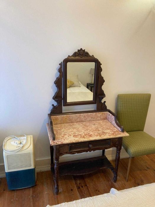 Tocador antigo + cómoda em madeira escura – Conjunto