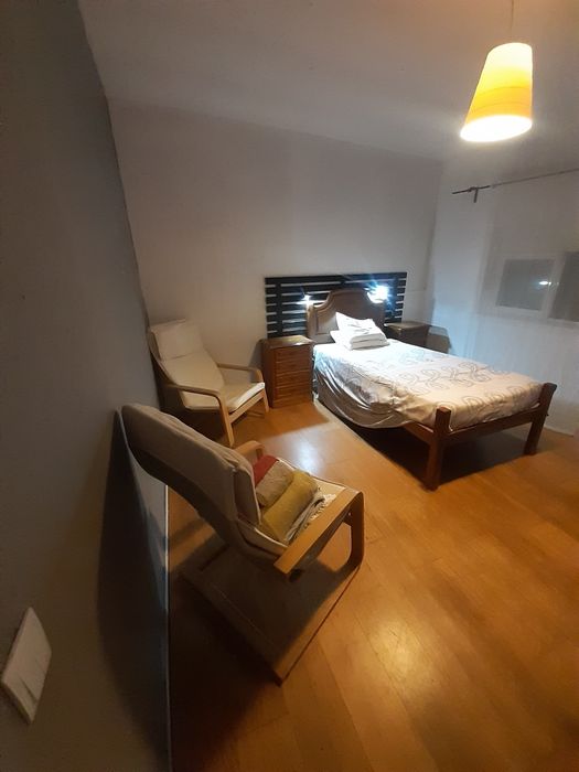 Quarto em Famoes