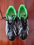 Chuteiras Adidas verdes, pretas e brancas, tamanho 46