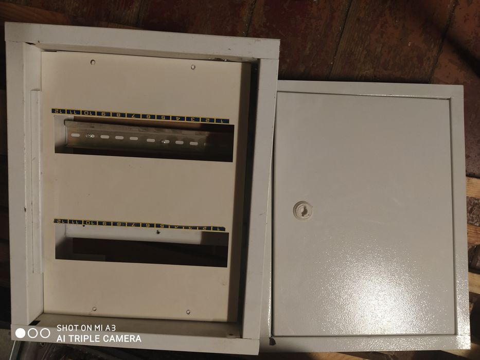 Продам щит металлический встроенный на 24 автомата.