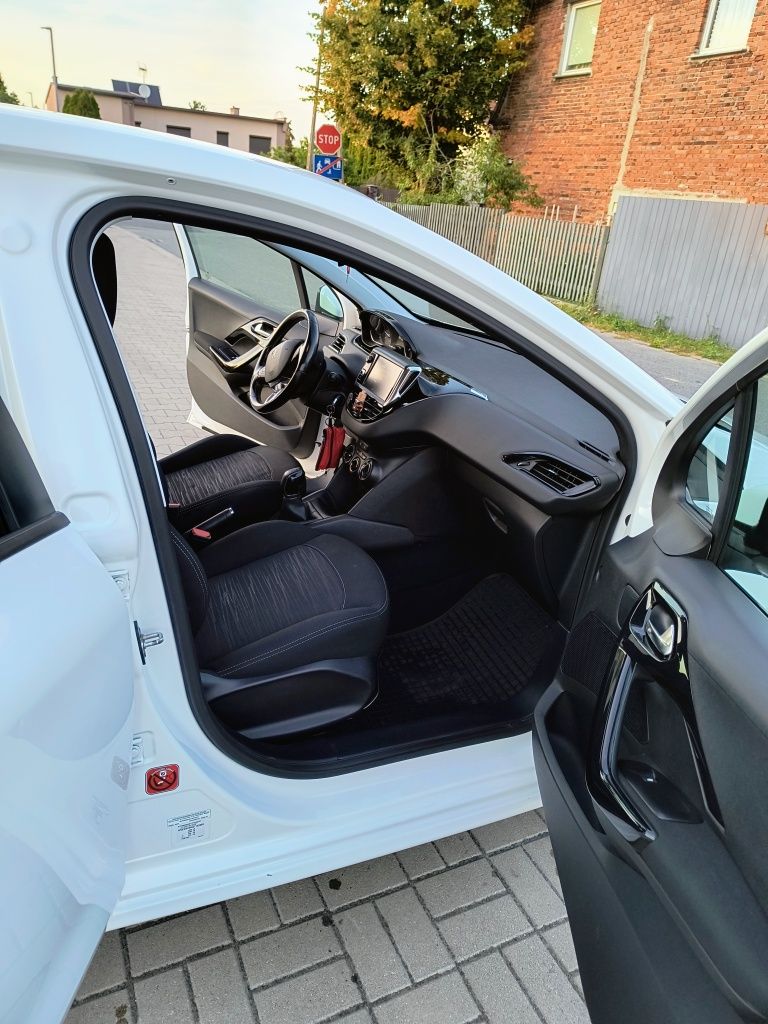 ZAREZERWOWANY Peugeot 208 1,6 blue HDi zadbany niski przebieg