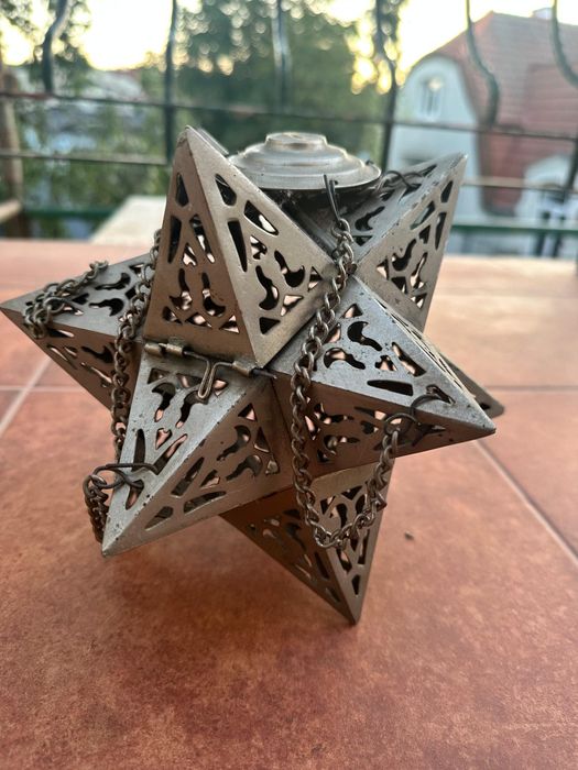 Wiszący lampion metalowy w kształcie gwiazd – ażurowy