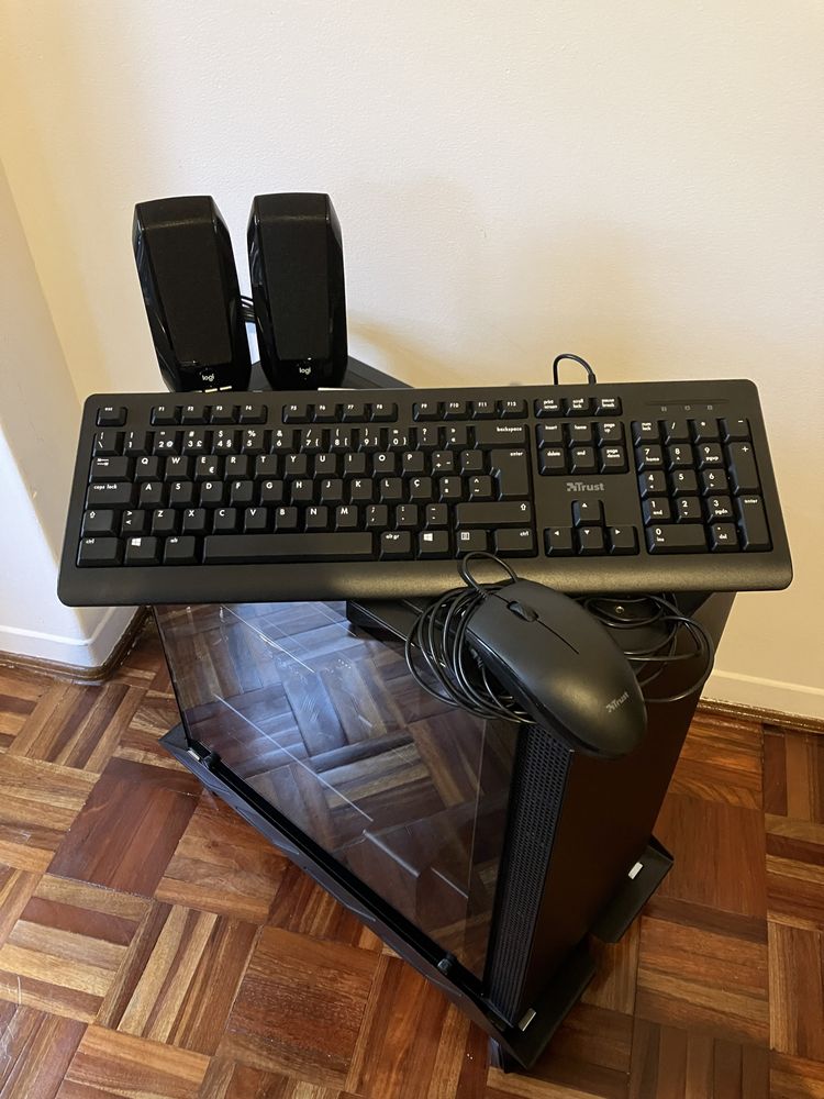 PC Gaming com rato, teclado, colunas e base para torre