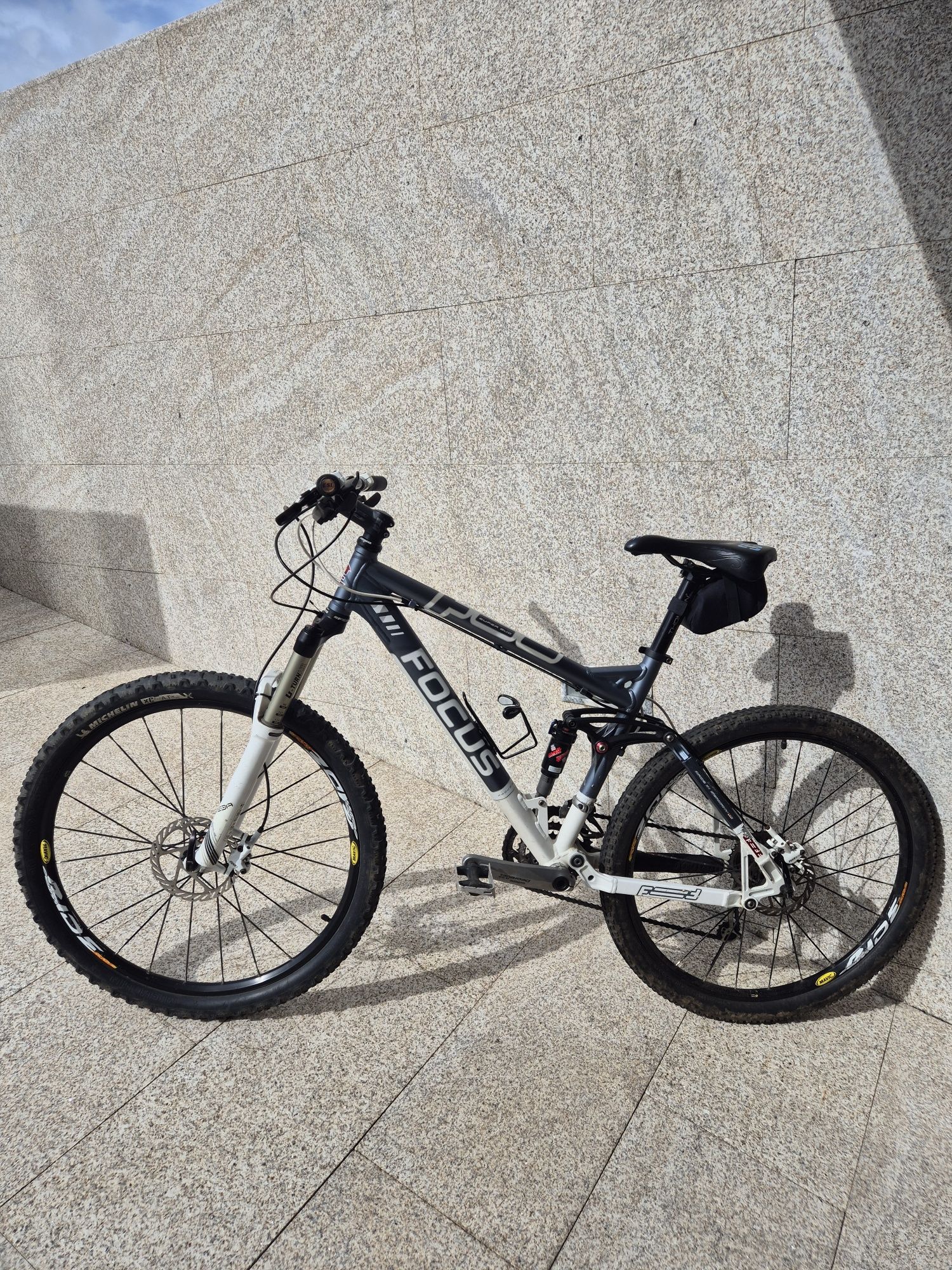 Bicicleta Focus suspensão total