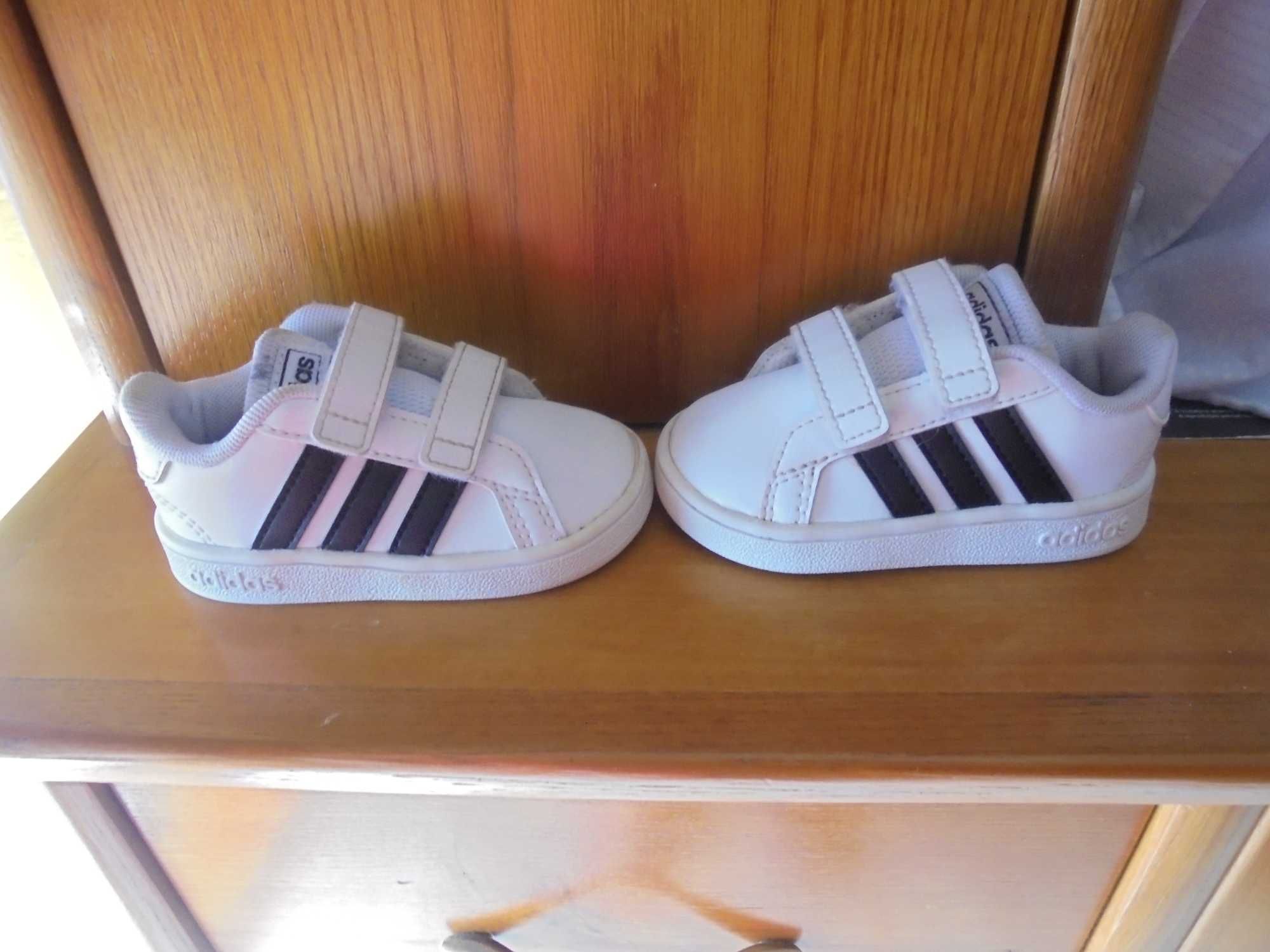 ténis de menina da marca adidas