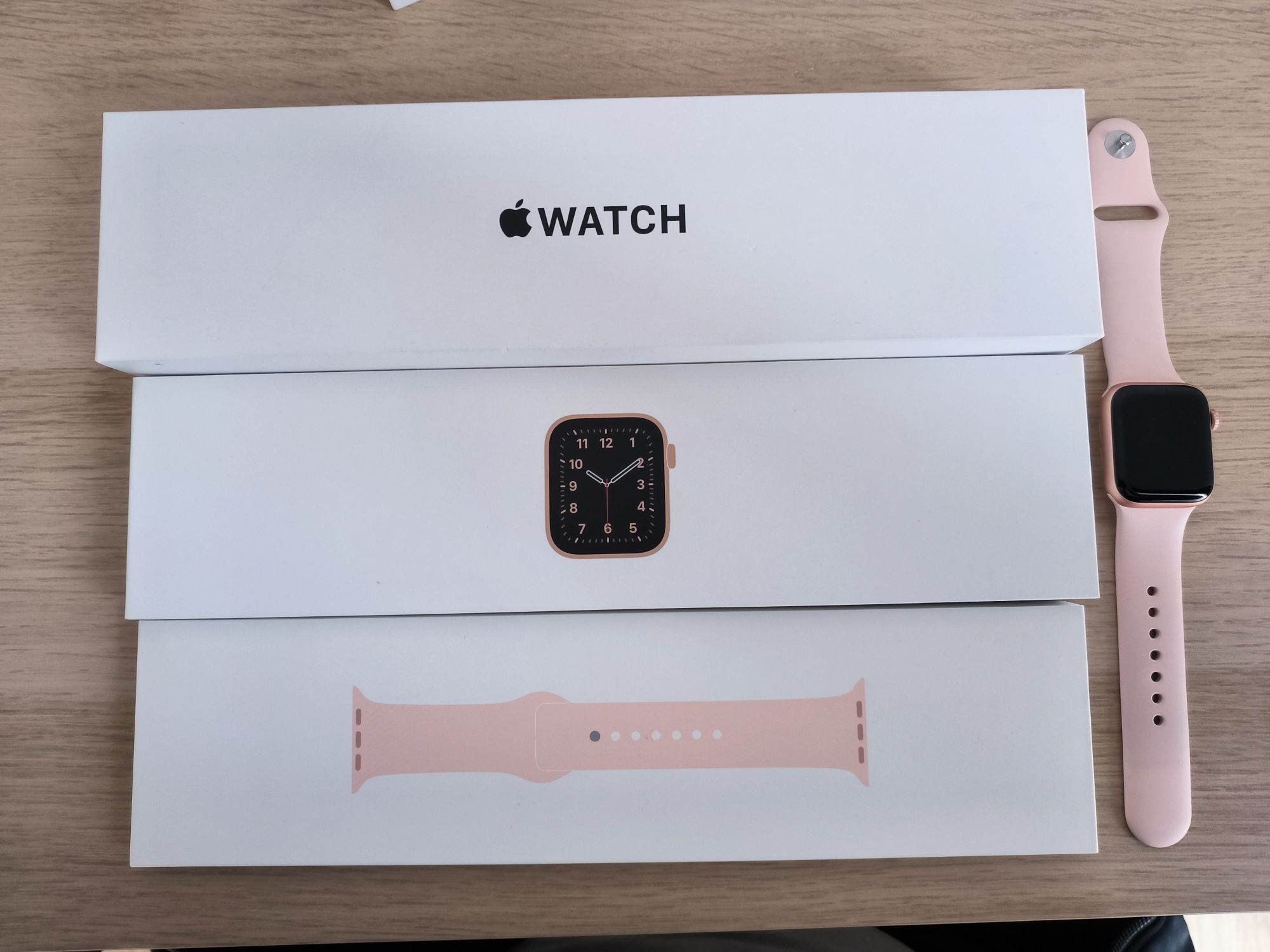 Apple watch SE Rose and Gold