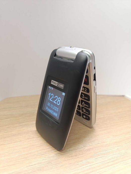 Sprzedam telefon z klapką – łatwy w obsłudze z folią na ekranie