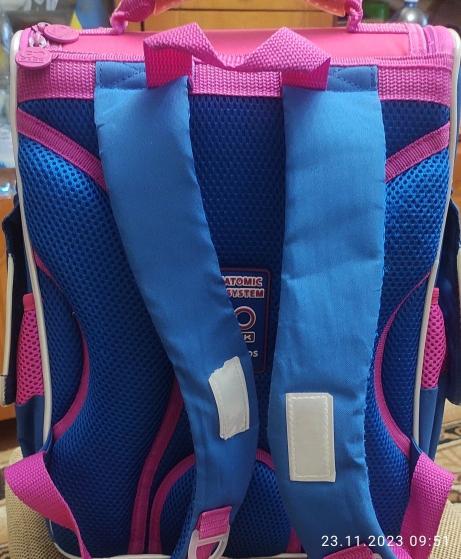 Продам шкільний рюкзак для дівчаток.
