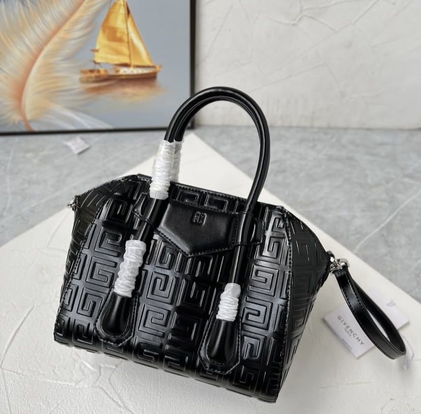 Czarna torebka firmy Givenchy