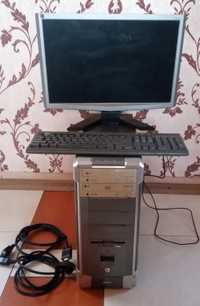 Komputer z monitorem i klawiaturą