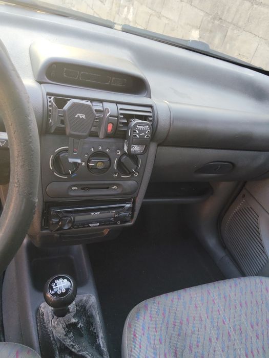 Opel corsa a gasolina muito bom estado revisão feita