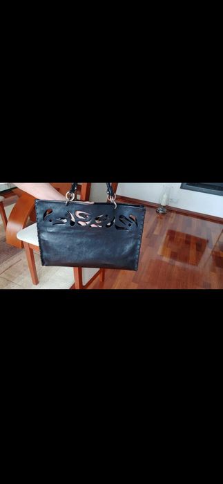 Mala em pele nova. Muito bonita.