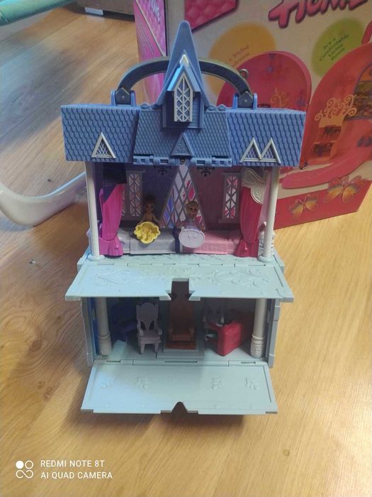 Domek dla lalek w walizce z krainy lodu