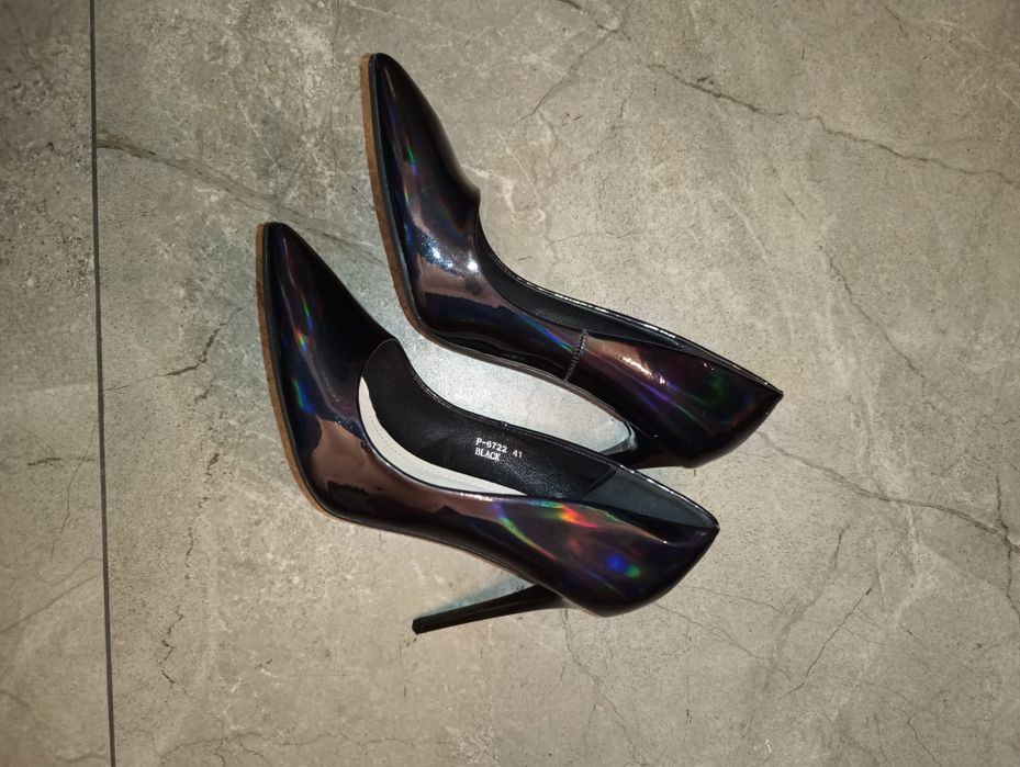 Szpilki, granatowe mieniące się. R. 40-41. Wysokie.