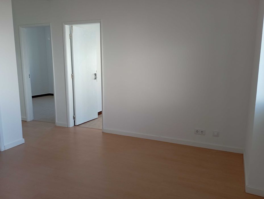 Arrenda-se andar de moradia  T2+1