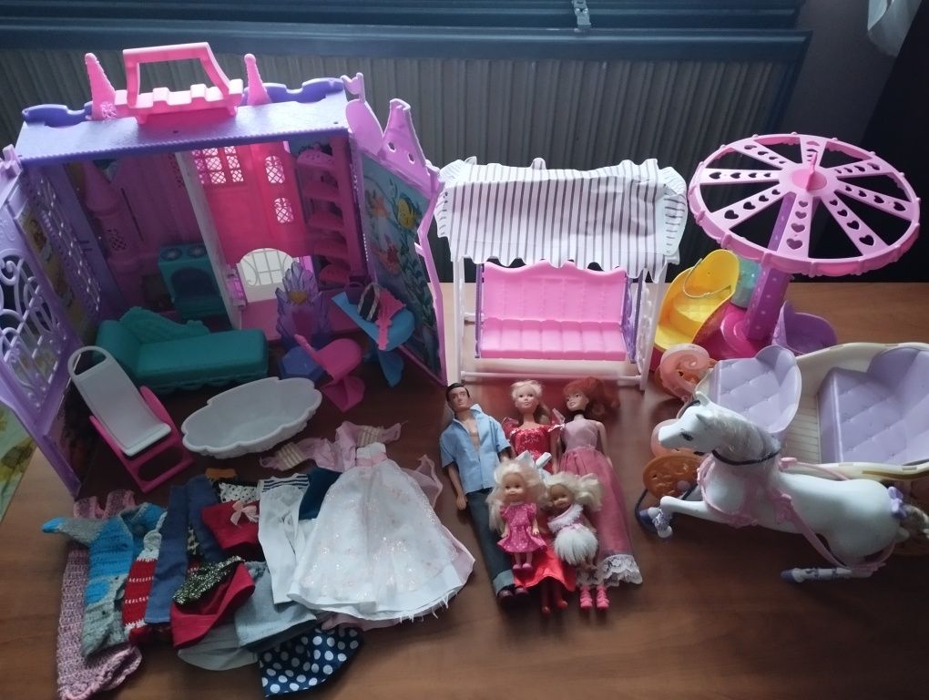 Zamek Disney + mebelki i lalki