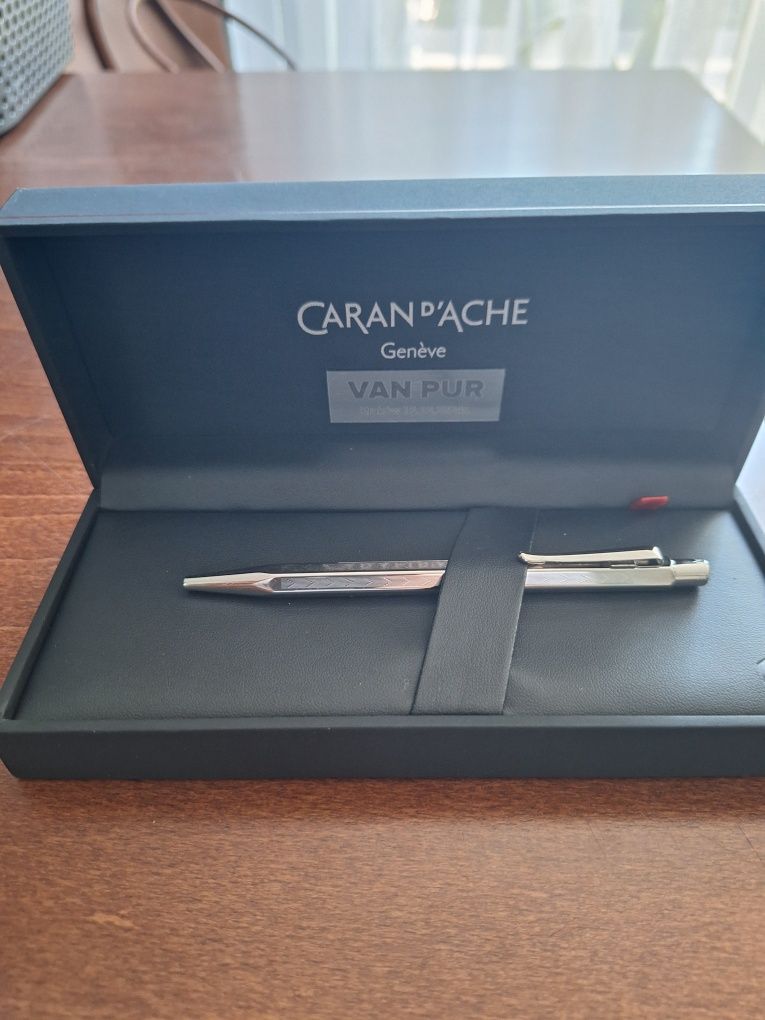 Długopis Caran d'Ache Ecridor Chevron Palladium kolor czarny