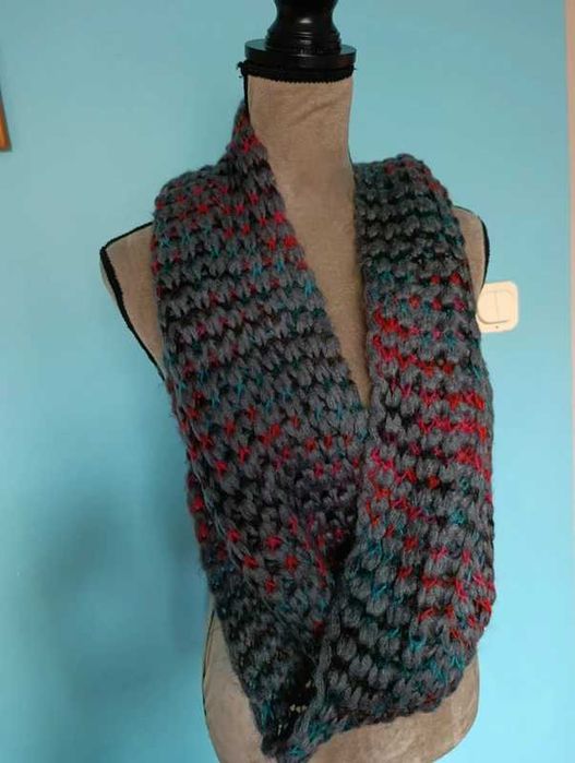 Szaro czerwony pleciony szalik